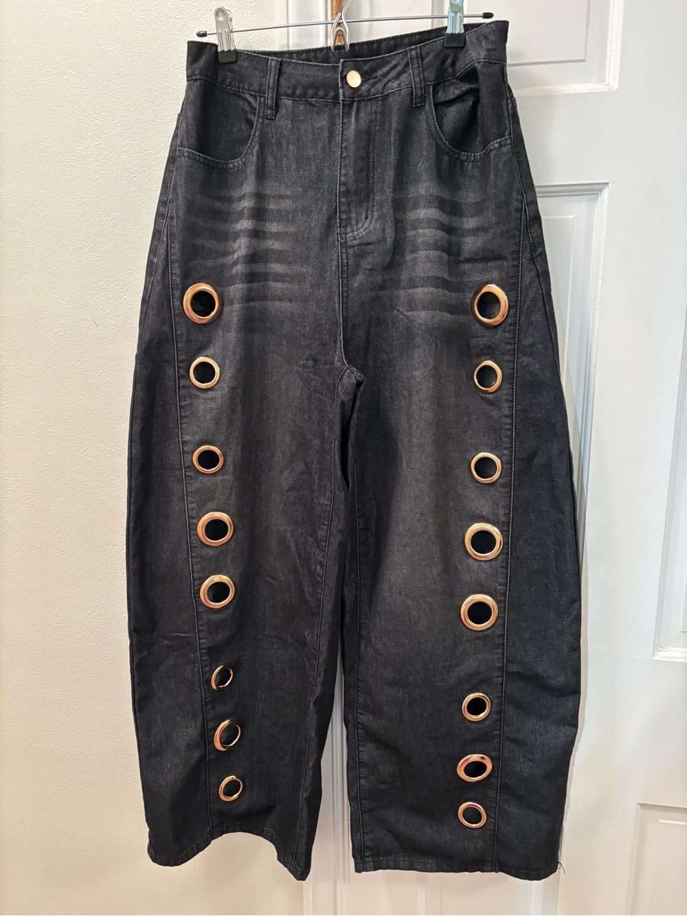 High-Waist Black Denim Jeans with Bronze Grommet Detail
Size Medium